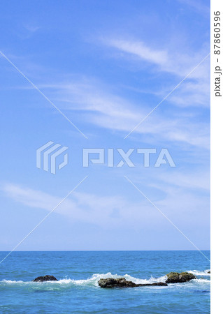 海岸　磯　波しぶき 87860596