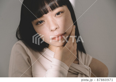 20代女性のヘアケア・ナチュラルビューティイメージ 20代女性のヘアケア・ナチュラルビューティイメージ 87860971