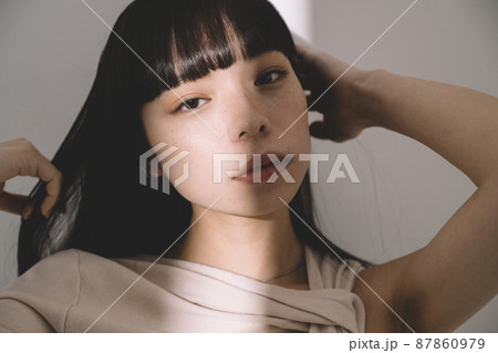 20代女性のヘアケア・ナチュラルビューティイメージ 20代女性のヘアケア・ナチュラルビューティイメージ 87860979