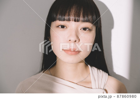 20代女性のヘアケア・ナチュラルビューティイメージ 20代女性のヘアケア・ナチュラルビューティイメージ 87860980