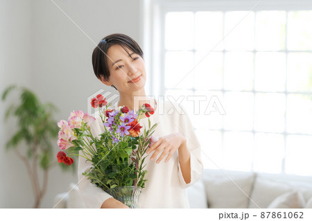 花束を抱えた女性 花束を抱えた女性 87861062