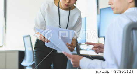 オフィスで働く人 87861123