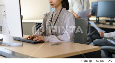オフィスで働く人 87861125