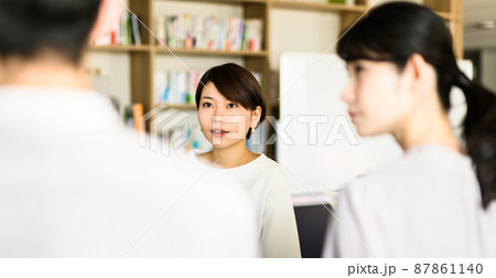 ビジネスシーン ビジネスシーン 87861140