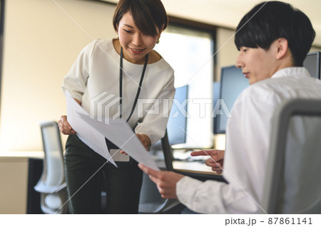 オフィスで働く人 87861141
