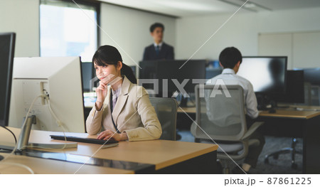 オフィスで働く人 87861225