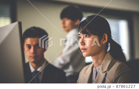 オフィスで働く人 オフィスで働く人 87861227