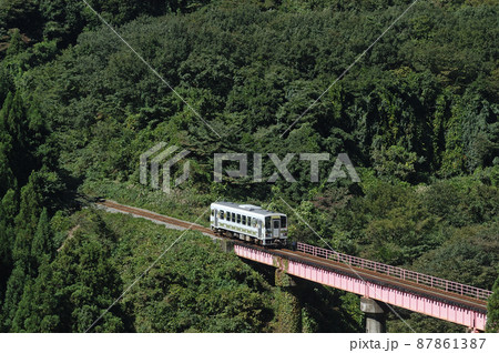 越美北線 柿ヶ島-勝原 JR西日本 キハ120(福井) 越美北線色 越美北線 柿ヶ島-勝原 JR西日本 キハ120(福井) 越美北線色 87861387