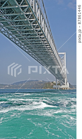 大鳴門橋と渦潮（徳島県鳴門市） 87861446