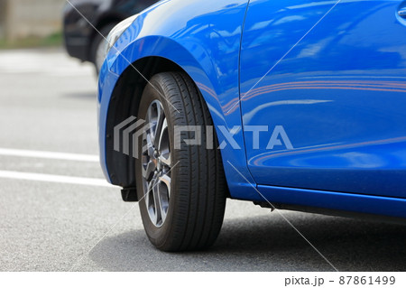 右折する自動車 イメージ 右折する自動車 イメージ 87861499