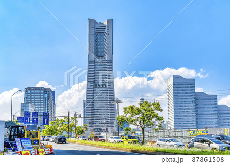 横浜桜木町の都市風景　ランドマークタワーとロープウェイ 87861508