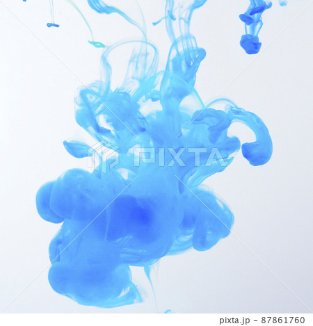 水中に広がるカラフルな絵具 87861760