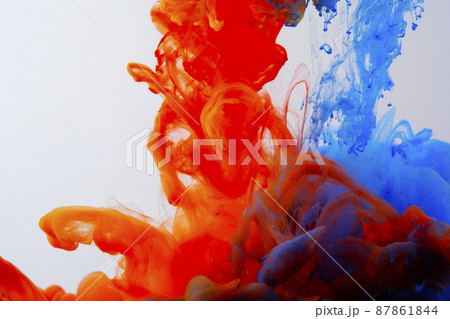 水中に広がるカラフルな絵具 87861844