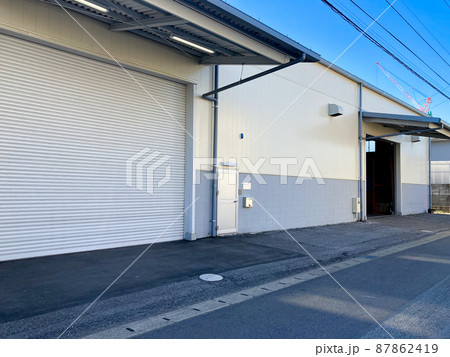 シャッターの開いた営業倉庫のイメージ シャッターの開いた営業倉庫のイメージ 87862419