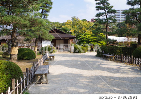 広島縮景園の清風館参道の景色 87862991