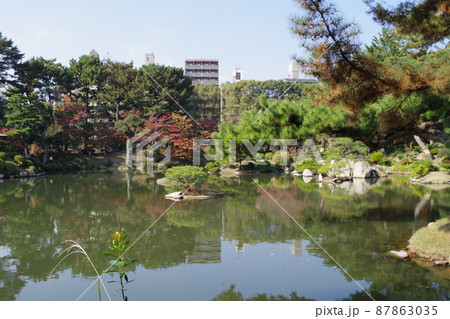 池に面した広島縮景園の景色 池に面した広島縮景園の景色 87863035