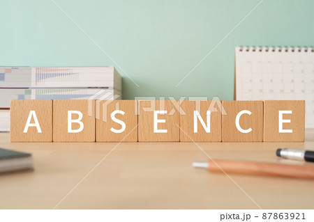 不在と欠席のイメージ｜「ABSENCE」と書かれた積み木と本や文房具 87863921