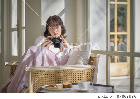 カフェ　カメラ　女性 87863936