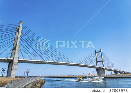 青空と松川浦大橋　福島県相馬市 87863978