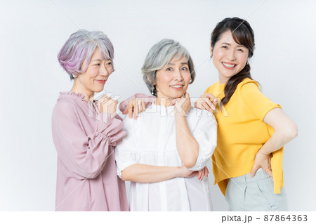 ミドルエイジの女性3人のポートレート ミドルエイジの女性3人のポートレート 87864363