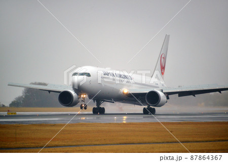 雨の日の飛行機 87864367