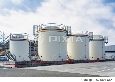 青空と灯油・軽油貯蔵タンク　福島県相馬市 87864382