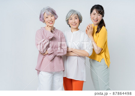 ミドルエイジの女性3人のポートレート 87864498