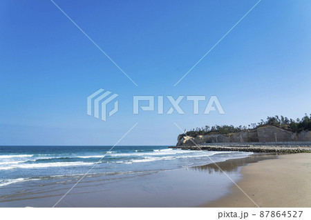 カゲスカ海岸の砂浜と鵜ノ尾埼灯台　福島県相馬市 87864527