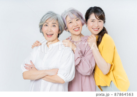 ミドルエイジの女性3人のポートレート 87864563
