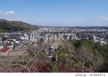 尾関山公園から眺めた三次の家並 87864971