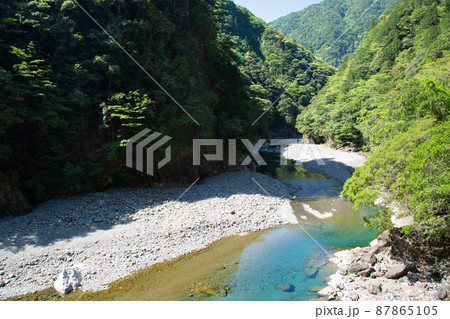 〔三重県・5月〕エメラルド色の清流。大杉谷登山口をスタートして間もなくの地点。どんどん進もう。 〔三重県・5月〕エメラルド色の清流。大杉谷登山口をスタートして間もなくの地点。どんどん進もう。 87865105
