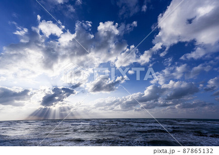 青空と白い雲の内灘海岸 青空と白い雲の内灘海岸 87865132