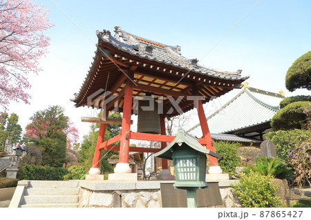 密蔵院　鐘楼と本堂（奥）（埼玉県川口市安行原） 87865427