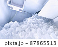 アイスディスペンサー内の大量の角氷 87865513