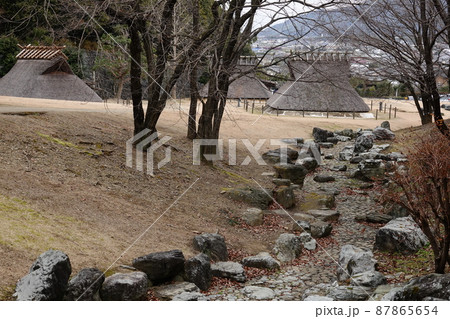 阿波史跡の枯れ水路と竪穴式住居 阿波史跡の枯れ水路と竪穴式住居 87865654