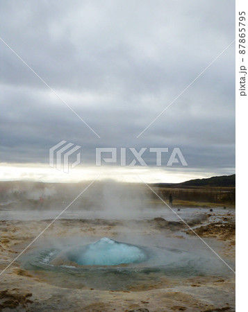 アイスランド・ゴールデンサークルにてゲイシールとストロックルの間欠泉が噴出する瞬間 アイスランド・ゴールデンサークルにてゲイシールとストロックルの間欠泉が噴出する瞬間 87865795