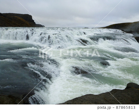 アイスランド・ゴールデンサークルにて水飛沫をあげる雄大なグトルフォスの滝 87865813