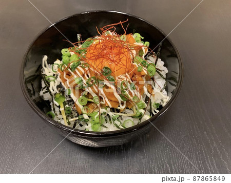 炙りサーモンのピリ辛ユッケ丼 炙りサーモンのピリ辛ユッケ丼 87865849
