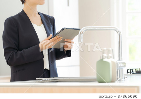 不動産業　女性スタッフ 87866090