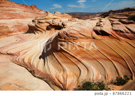 アメリカ・アリゾナ州にてバーミリオンクリフス自然保護区ザ・ウェーブの波打つ地層と青空 アメリカ・アリゾナ州にてバーミリオンクリフス自然保護区ザ・ウェーブの波打つ地層と青空 87866221