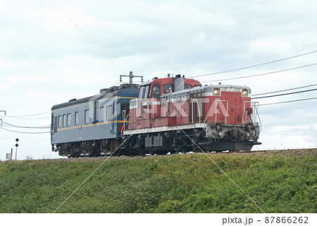 高山本線　越中八尾－東八尾　JR西日本　DE10-1035（富山）＋マヤ34-2005（京都） 87866262