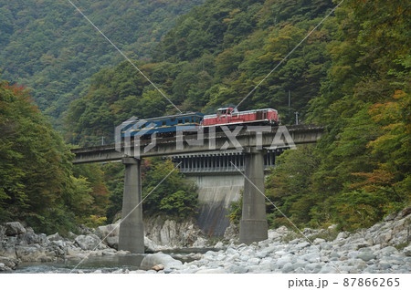 神岡鉄道神岡線 漆山-神岡鉱山前 JR西日本 DE10-1035(富山)+マヤ34-2005(京都) 神岡鉄道神岡線 漆山-神岡鉱山前 JR西日本 DE10-1035(富山)+マヤ34-2005(京都) 87866265
