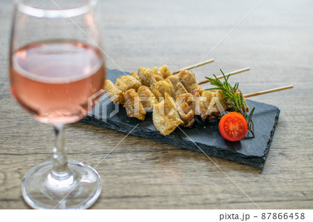 焼き鳥串の鶏皮 87866458