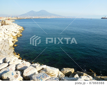 イタリア・ナポリにて海岸線と遠くに見える山 87866988