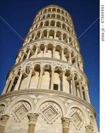 イタリア・トスカーナ州にて傾斜がついた円筒形の世界遺産建築ピサの斜塔 87866992