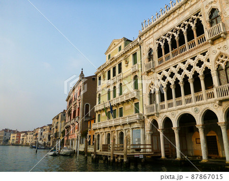 イタリア・ヴェネツィアにて大運河カナルグランデとカラフルな街並み 87867015
