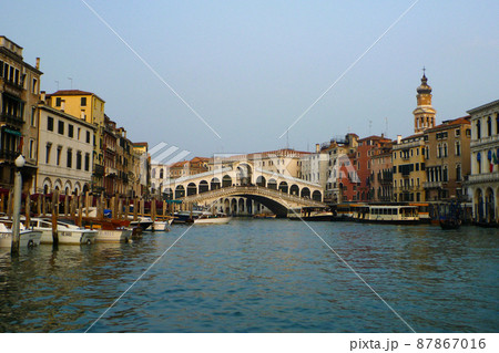イタリア・ヴェネツィアにて大運河カナルグランデに架かる白亜大理石のリアルト橋 87867016