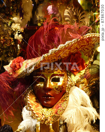 イタリアにてカーニバル用の本格的なヴェネツィアンマスク イタリアにてカーニバル用の本格的なヴェネツィアンマスク 87867030