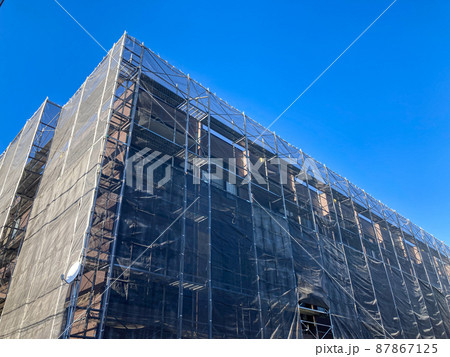 外壁塗装工事中のマンションのイメージ 外壁塗装工事中のマンションのイメージ 87867125