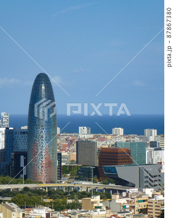 スペイン・バルセロナにてランドマークの現代建築タワーであるトーレアグバールの昼間の様子 スペイン・バルセロナにてランドマークの現代建築タワーであるトーレアグバールの昼間の様子 87867380